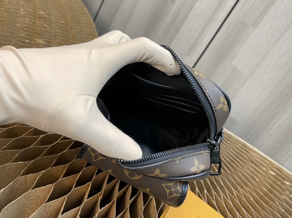  Handbag   Louis Vuitton  M69405 size 15x17x8 CM