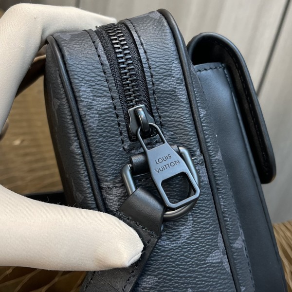  Handbag   Louis Vuitton M69404  size  15x17x8 CM