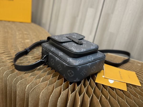  Handbag   Louis Vuitton M69404  size  15x17x8 CM