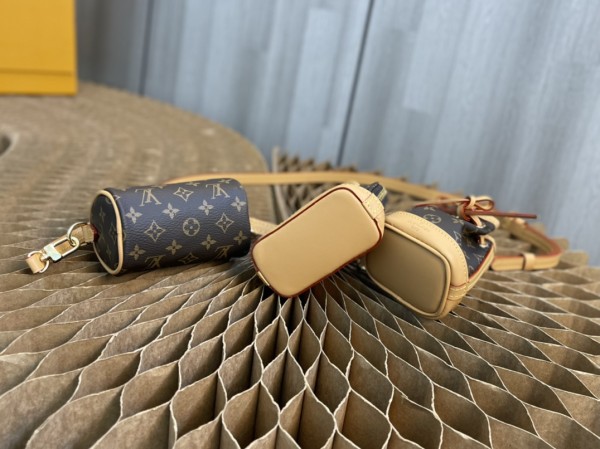 Handbag   Louis Vuitton  M81081  size  9×10 CM