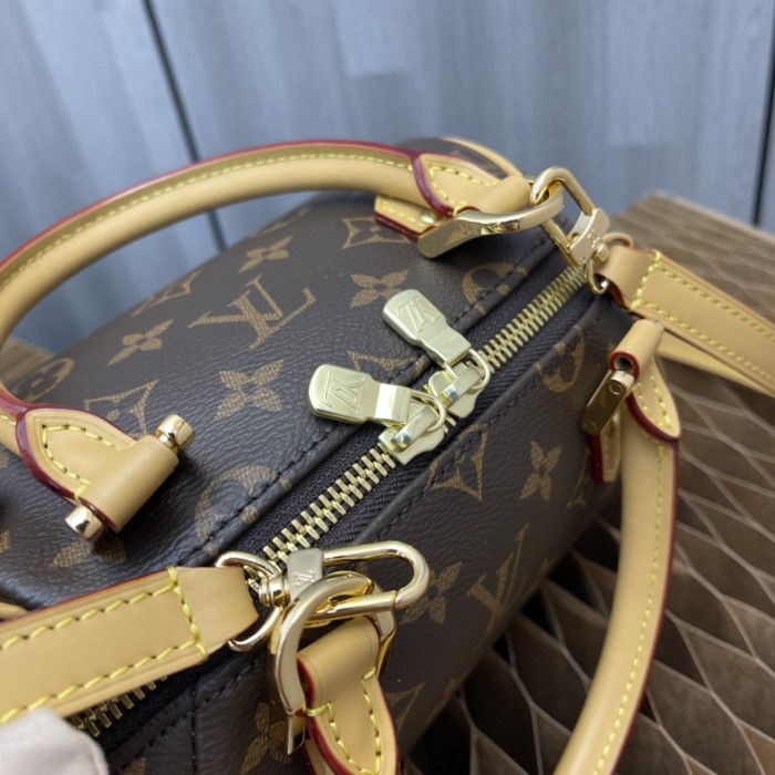 Handbag   Louis Vuitton M50202  size  23 × 13 × 14  cm