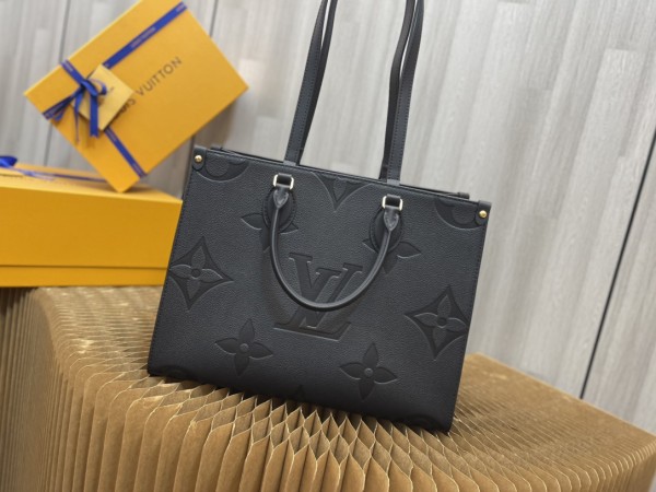   Handbag  Louis Vuitton  45494  size  35 x 28 x 15  cm