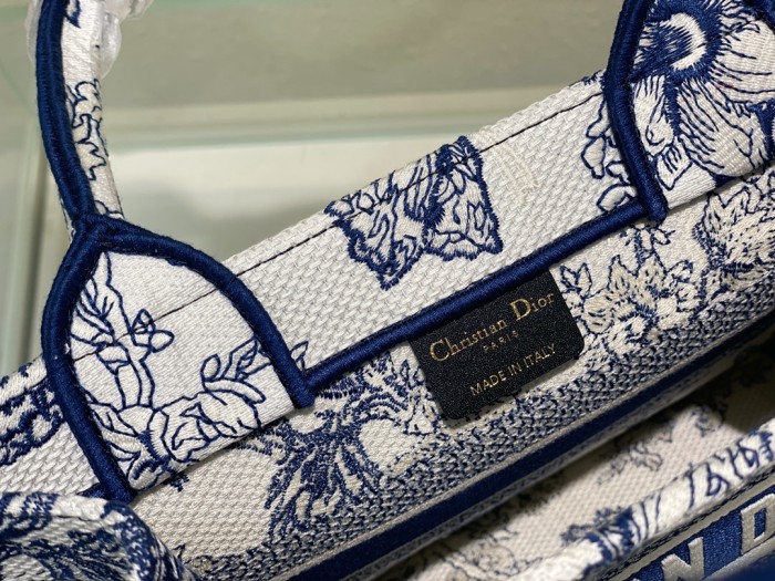 Handbag  Dior  size  26.5 x 21 x 14   cm