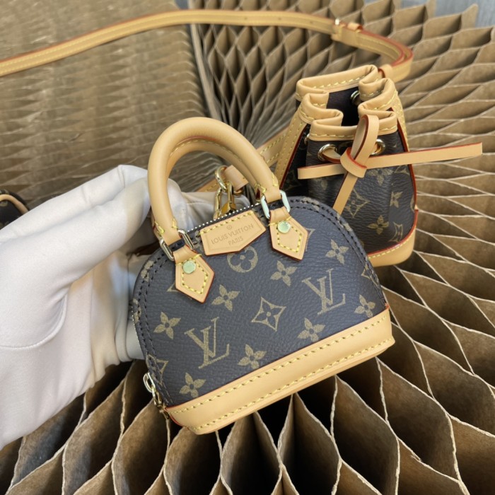 Handbag   Louis Vuitton  M81081  size  9×10 CM
