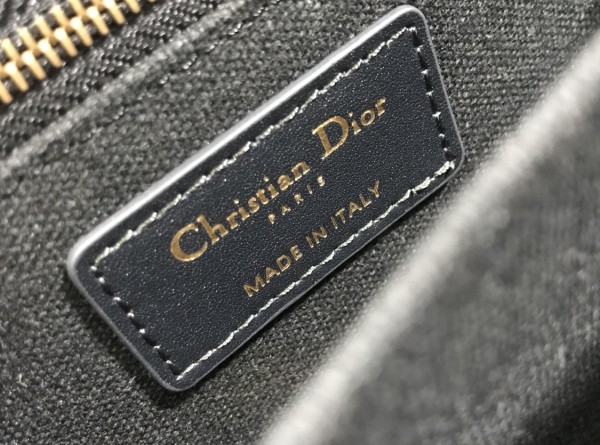 Handbag  Dior  M9203  size 21.5 x 12 x 6  cm