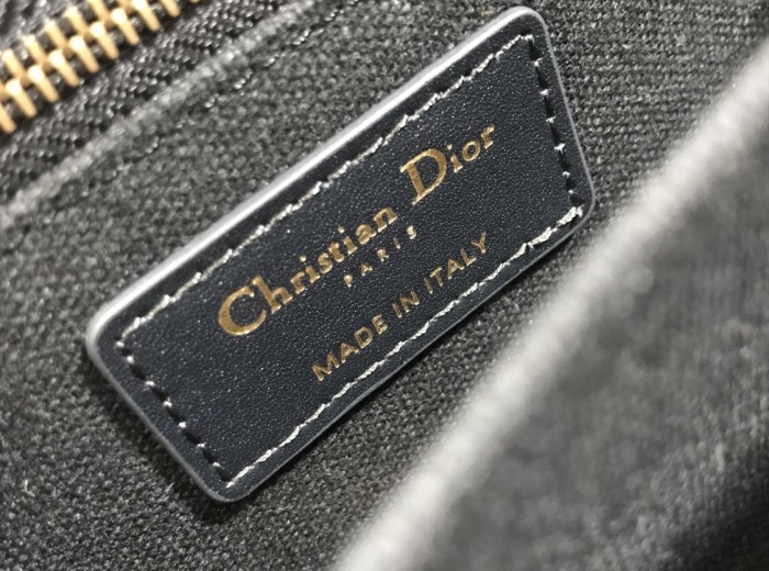 Handbag  Dior  M9203  size 21.5 x 12 x 6  cm