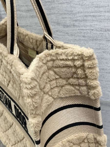 Handbag   Dior  size  36*18*28 cm