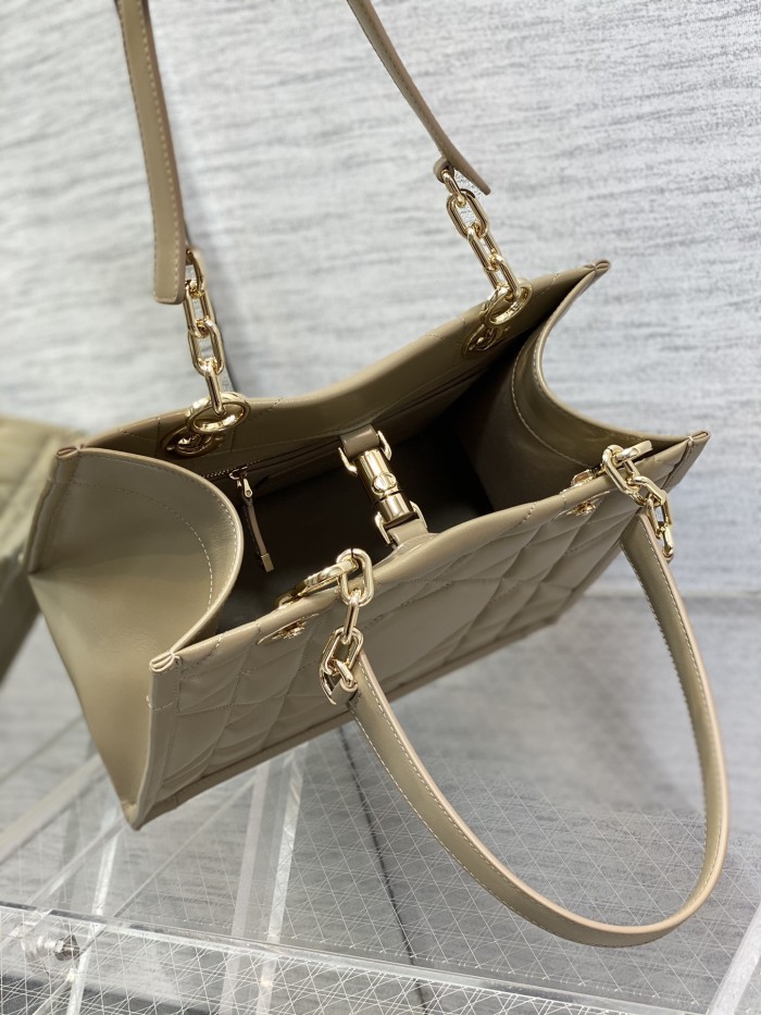 Handbag   Dior  size  26.5*28*17 cm