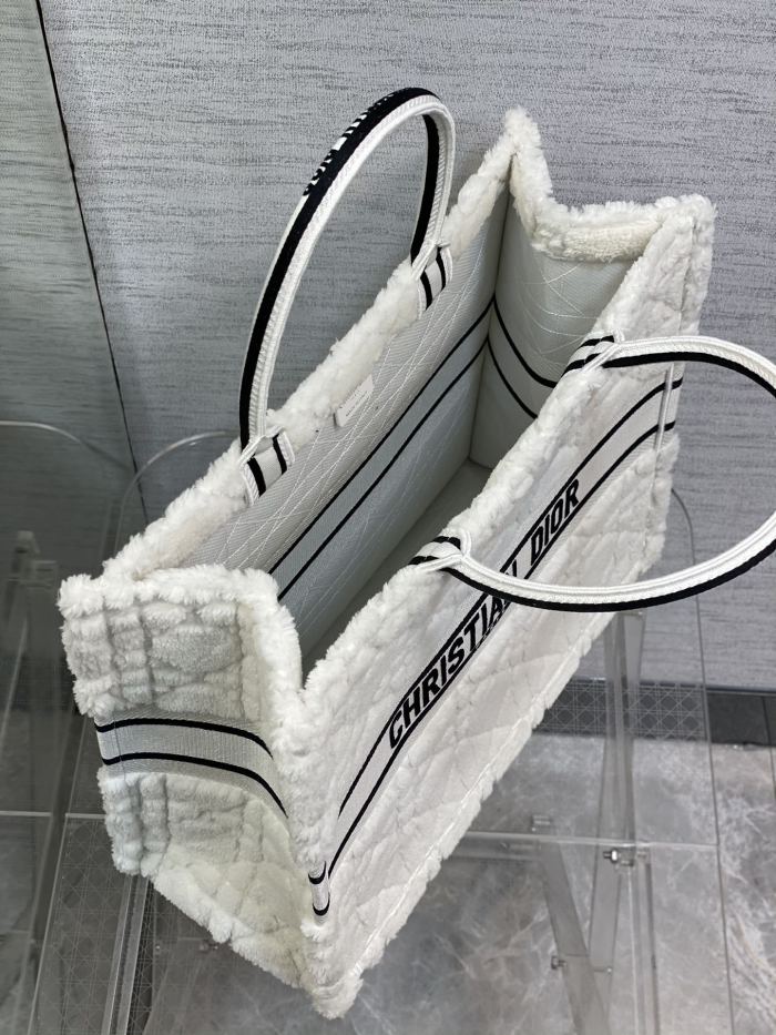 Handbag   Dior  size  42*35*18 cm