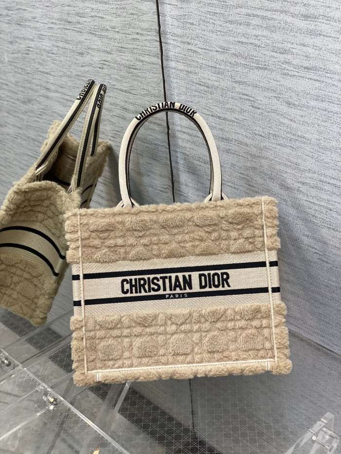 Handbag   Dior  size  26*8*22 cm