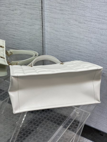 Handbag   Dior  size  36.5*28*17 cm
