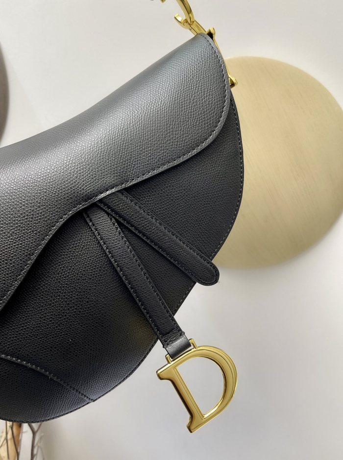 Handbag   Dior  size  25.5 x 20 x 6.5  cm