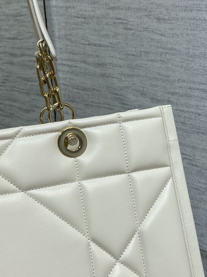 Handbag   Dior  size  36.5*28*17 cm