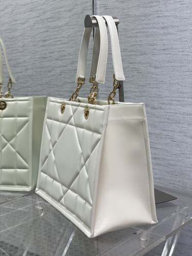 Handbag   Dior  size  36.5*28*17 cm