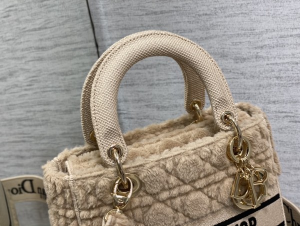 Handbag   Dior  size  24*20*11 cm