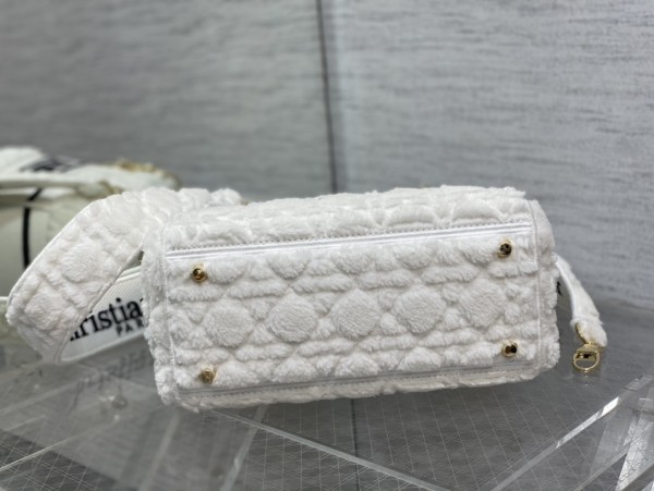 Handbag   Dior  size  24*20*11 cm