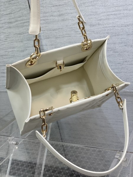 Handbag   Dior  size  26.5*28*17 cm