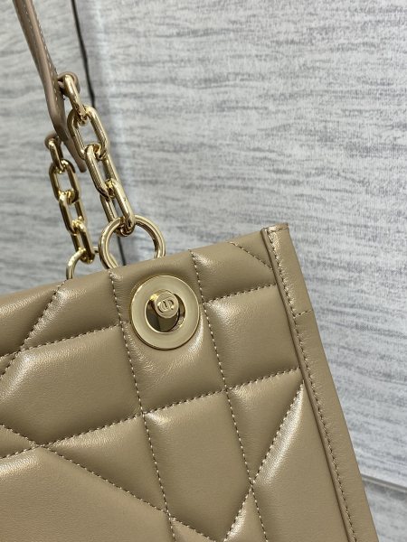 Handbag   Dior  size  26.5*28*17 cm