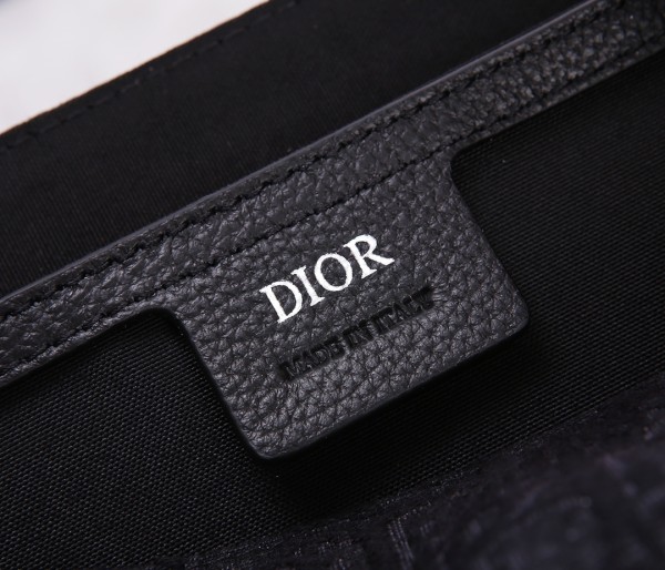 Handbag   Dior 93322  size 23 x 18 x 6  cm