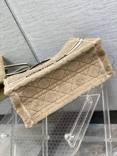 Handbag   Dior  size  42*35*18 cm