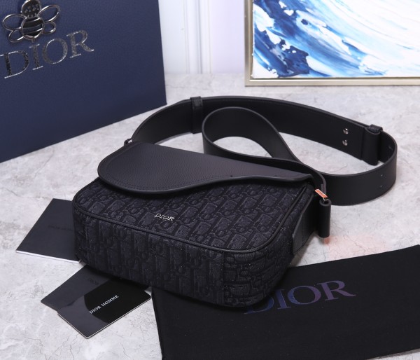 Handbag   Dior 93322  size 23 x 18 x 6  cm