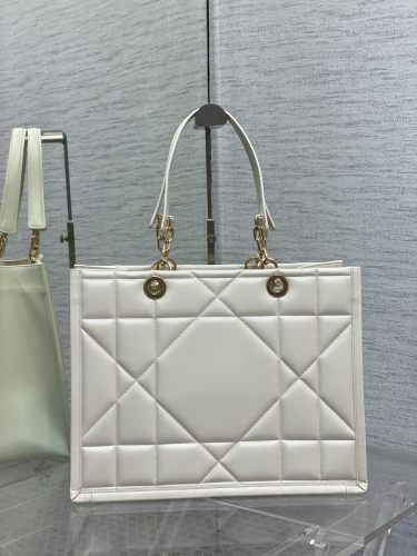 Handbag   Dior  size  36.5*28*17 cm