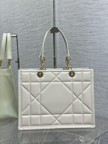 Handbag   Dior  size  36.5*28*17 cm