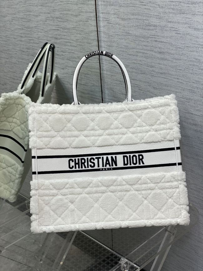 Handbag   Dior  size  42*35*18 cm