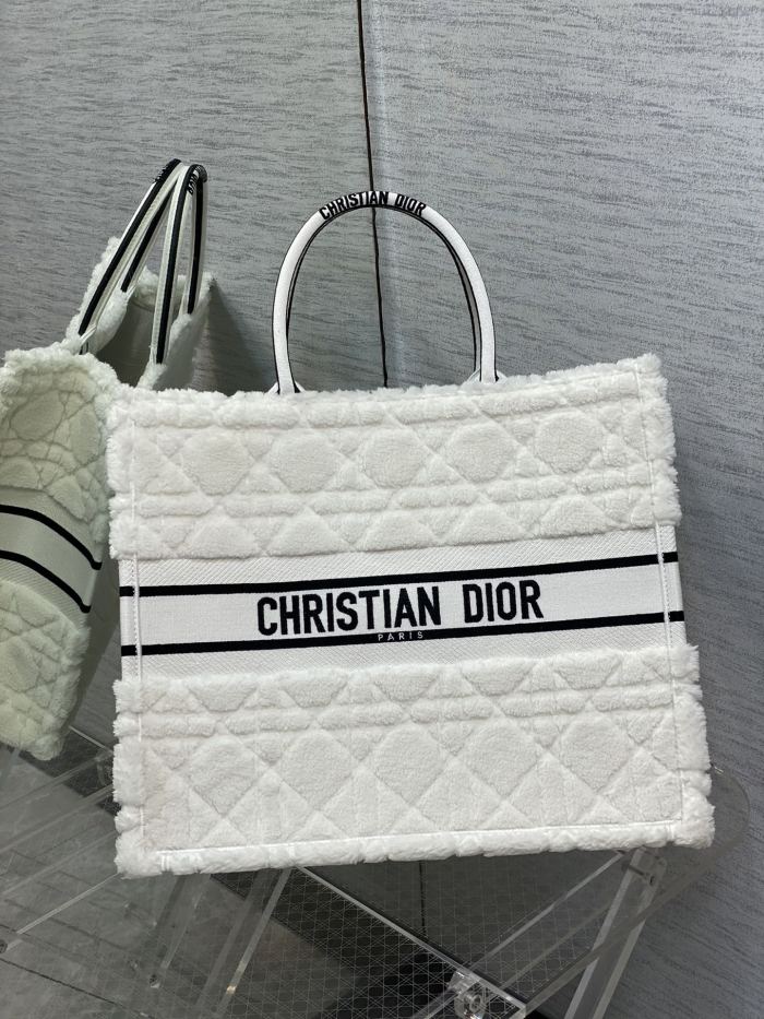 Handbag   Dior  size  42*35*18 cm