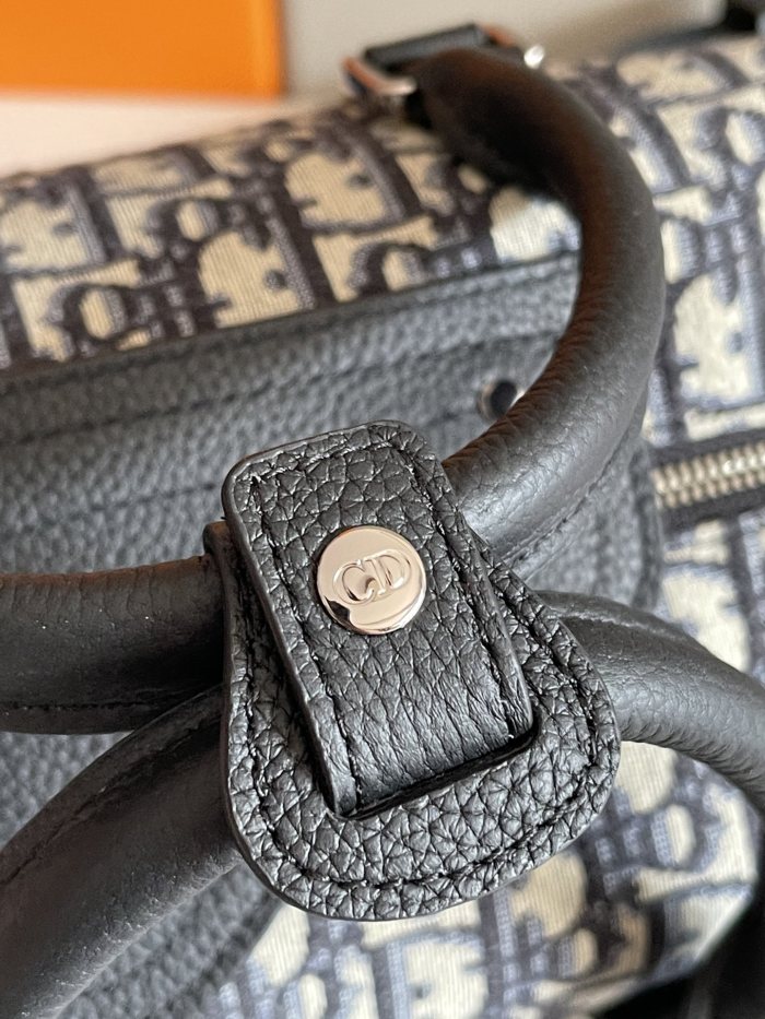 Handbag   Dior   93337  size  26 x 16x 14.5  cm