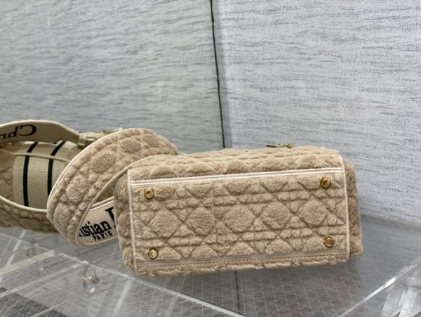 Handbag   Dior  size  24*20*11 cm