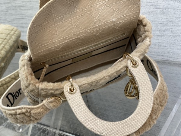 Handbag   Dior  size  24*20*11 cm