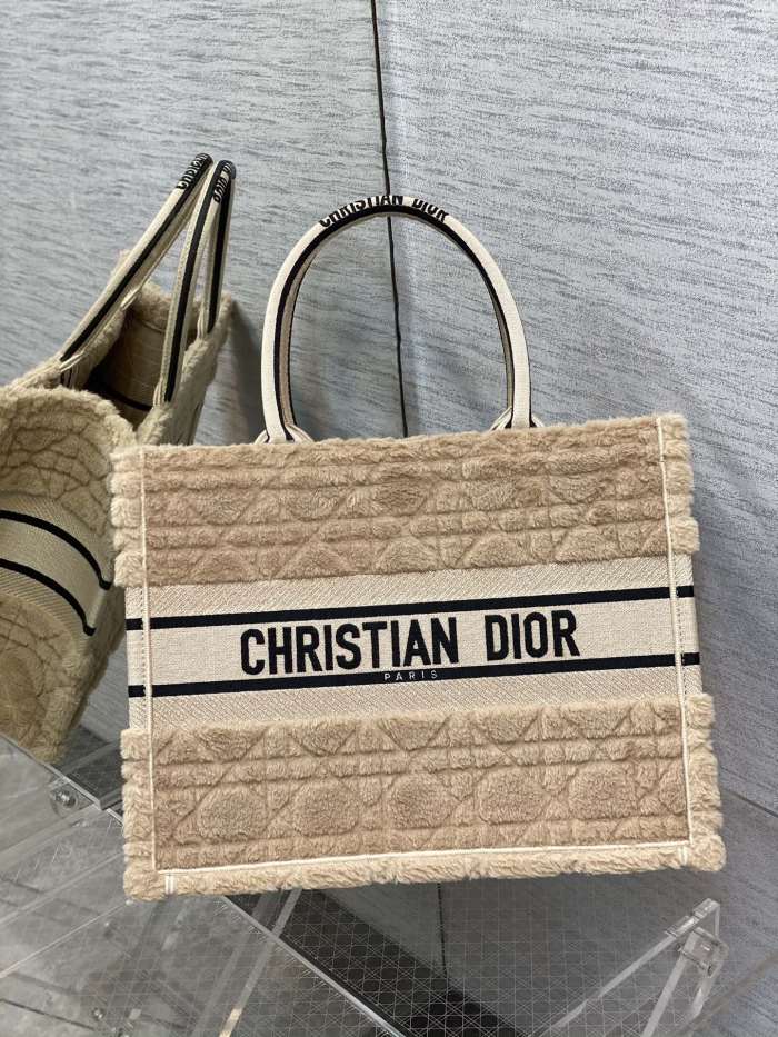 Handbag   Dior  size  36*18*28 cm