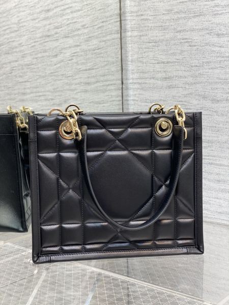 Handbag   Dior  size  26.5*28*17 cm