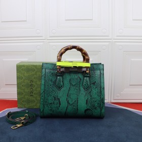 Handbag  Gucci    660195  size  27*24*11  cm