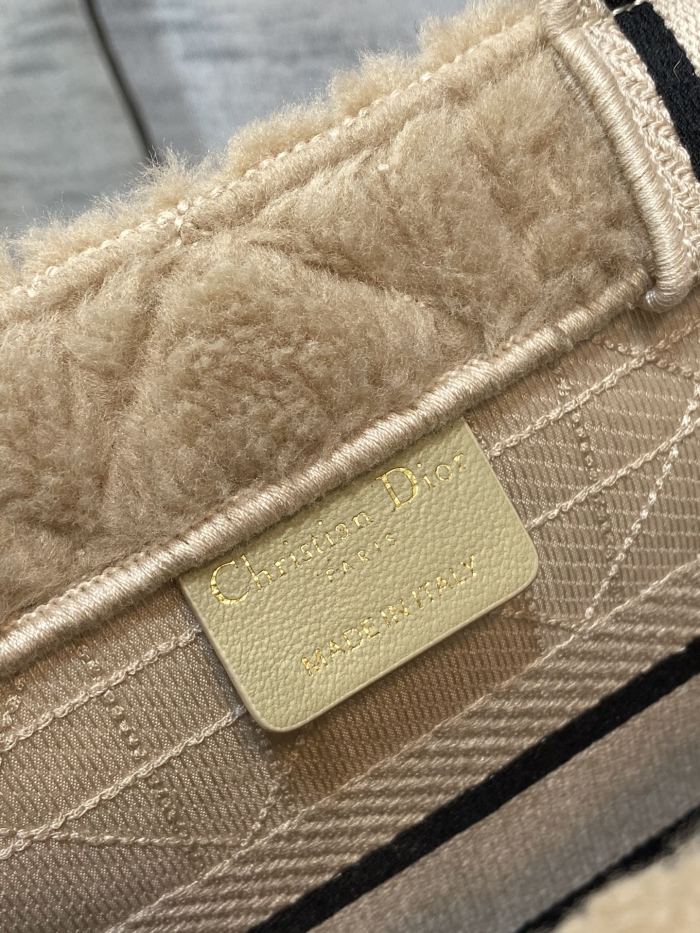 Handbag   Dior  size  26*8*22 cm