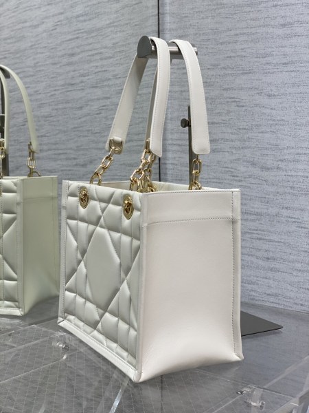 Handbag   Dior  size  26.5*28*17 cm