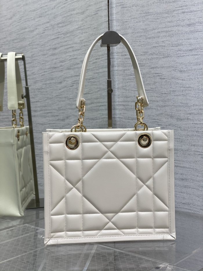 Handbag   Dior  size  26.5*28*17 cm