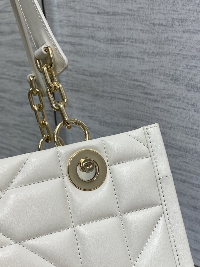 Handbag   Dior  size  26.5*28*17 cm