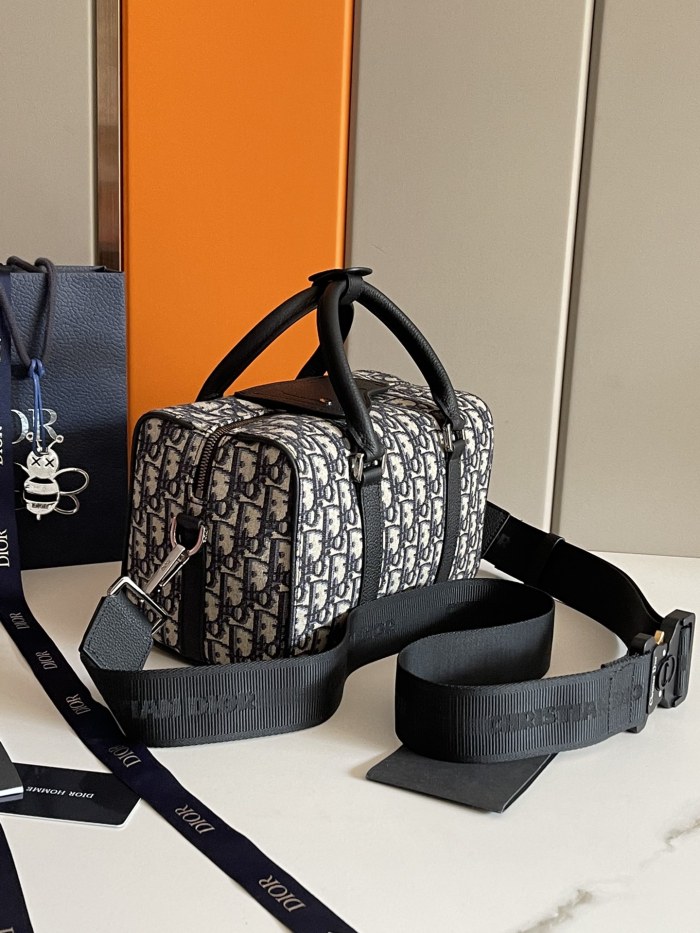 Handbag   Dior   93337  size  26 x 16x 14.5  cm