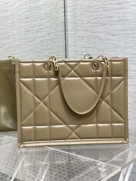 Handbag   Dior  size  36.5*28*17 cm