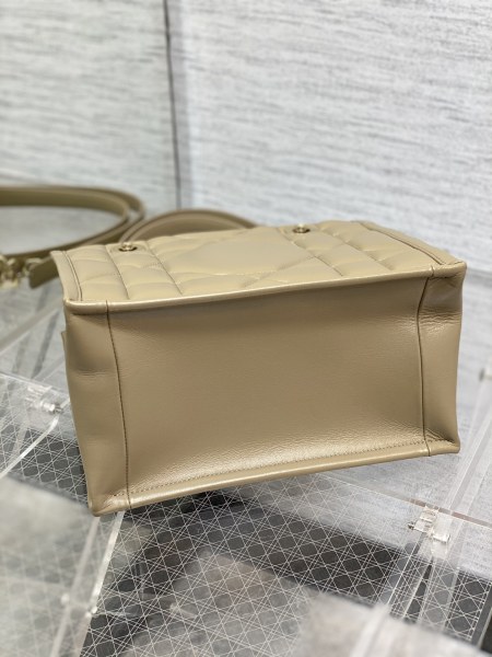 Handbag   Dior  size  26.5*28*17 cm