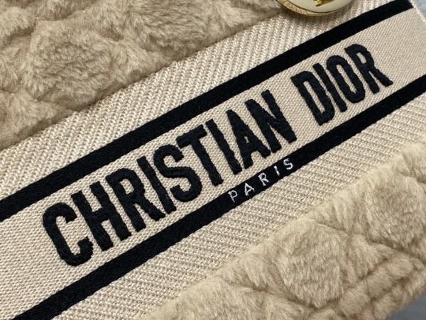 Handbag   Dior  size  24*20*11 cm