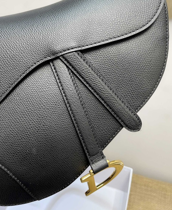 Handbag   Dior  size  25.5 x 20 x 6.5  cm