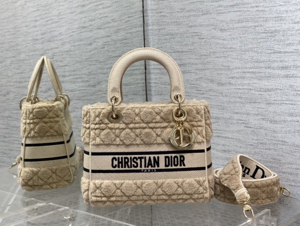 Handbag   Dior  size  24*20*11 cm