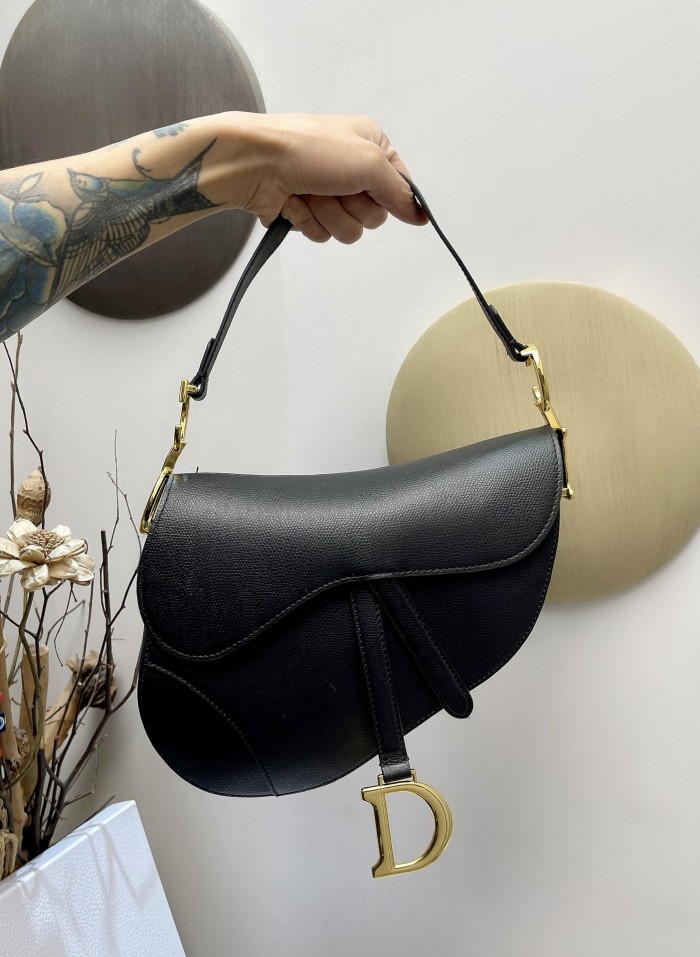 Handbag   Dior  size  25.5 x 20 x 6.5  cm