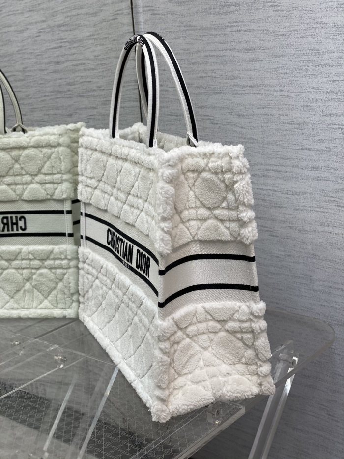 Handbag   Dior  size  42*35*18 cm