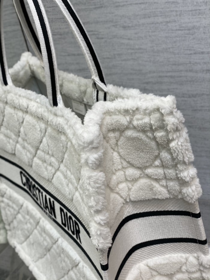 Handbag   Dior  size  42*35*18 cm