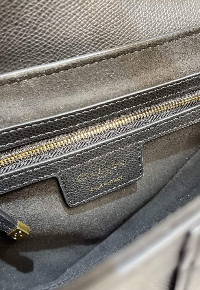 Handbag   Dior  size  25.5 x 20 x 6.5  cm