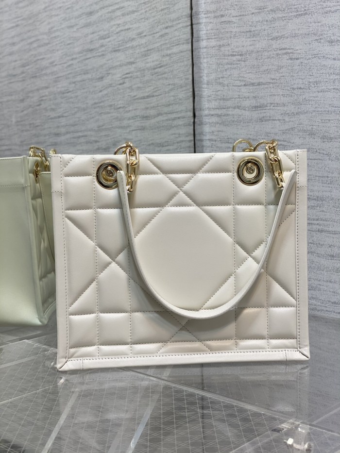 Handbag   Dior  size  26.5*28*17 cm